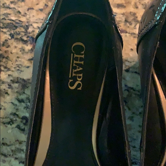 Chaps size 8 black wedges with gold accents on bow - Picture 2 of 5